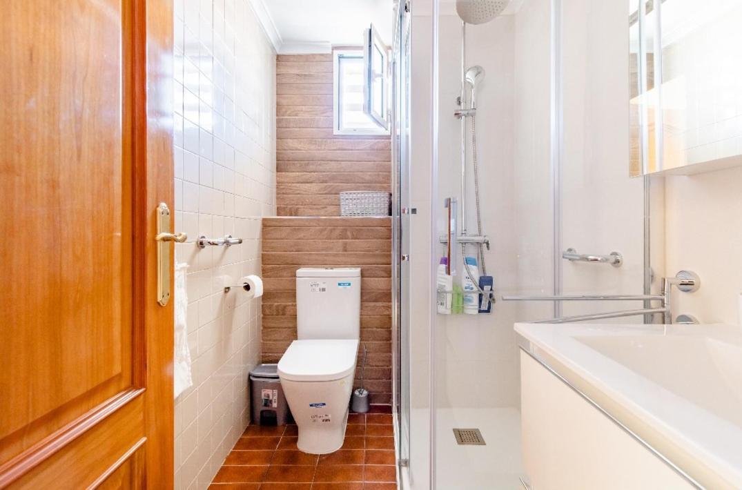 Habitación Triple Con Aire Acondicionado, Cama De Matrimonio Y De Cuerpo Y Medio A Kilómetro Y Pico De La Playa *