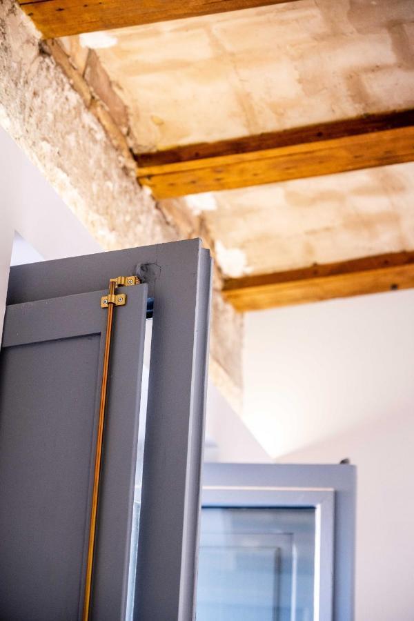 Beautifully Designed With Lots Of Natural Light *