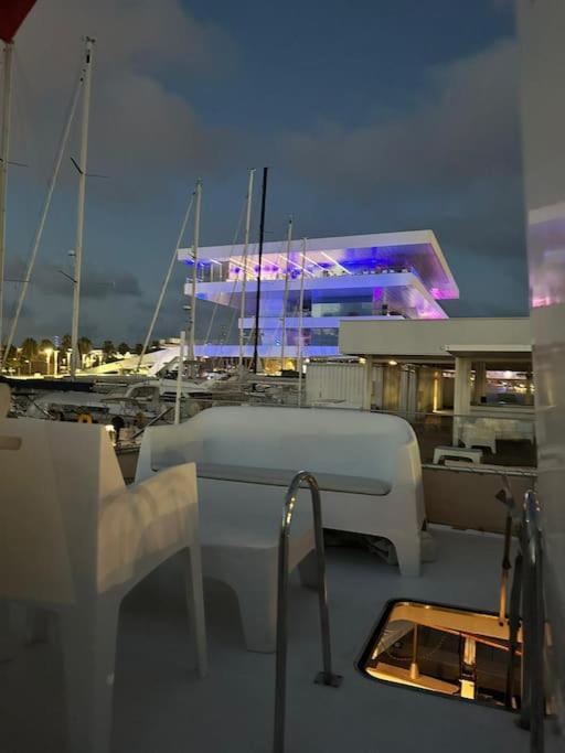Hotel en barco Noche Insolita En Yate De 16m A 2 Minutos De La Playa Valencia
