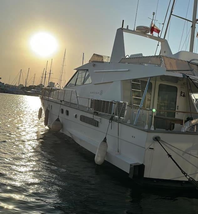 Noche Insolita En Yate De 16m A 2 Minutos De La Playa Hotel en barco