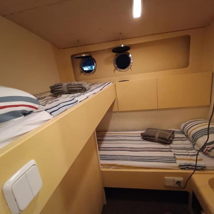 Hotel en barco Noche Insolita En Yate De 16m A 2 Minutos De La Playa Valencia