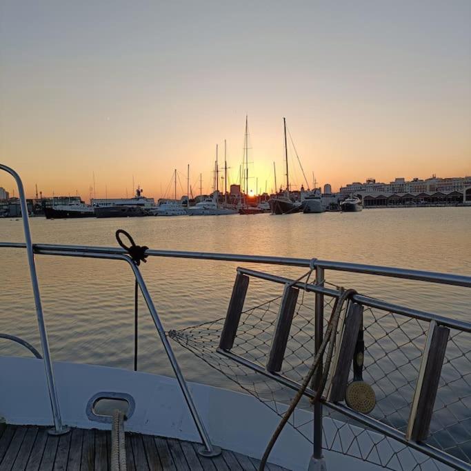 Noche Insolita En Yate De 16m A 2 Minutos De La Playa Hotel en barco