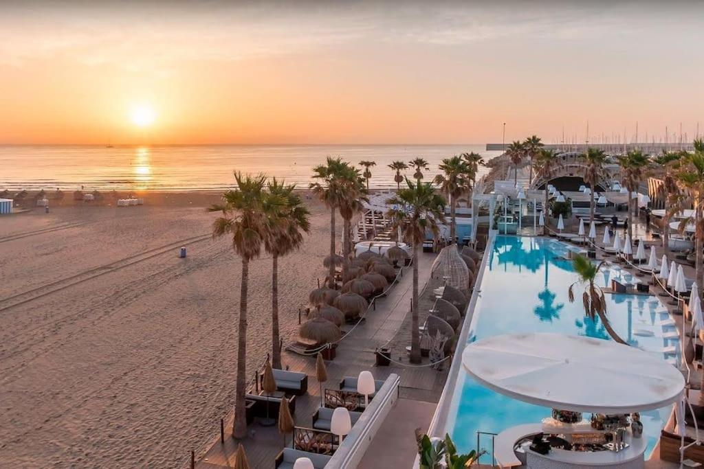 Noche Insolita En Yate De 16m A 2 Minutos De La Playa Valencia