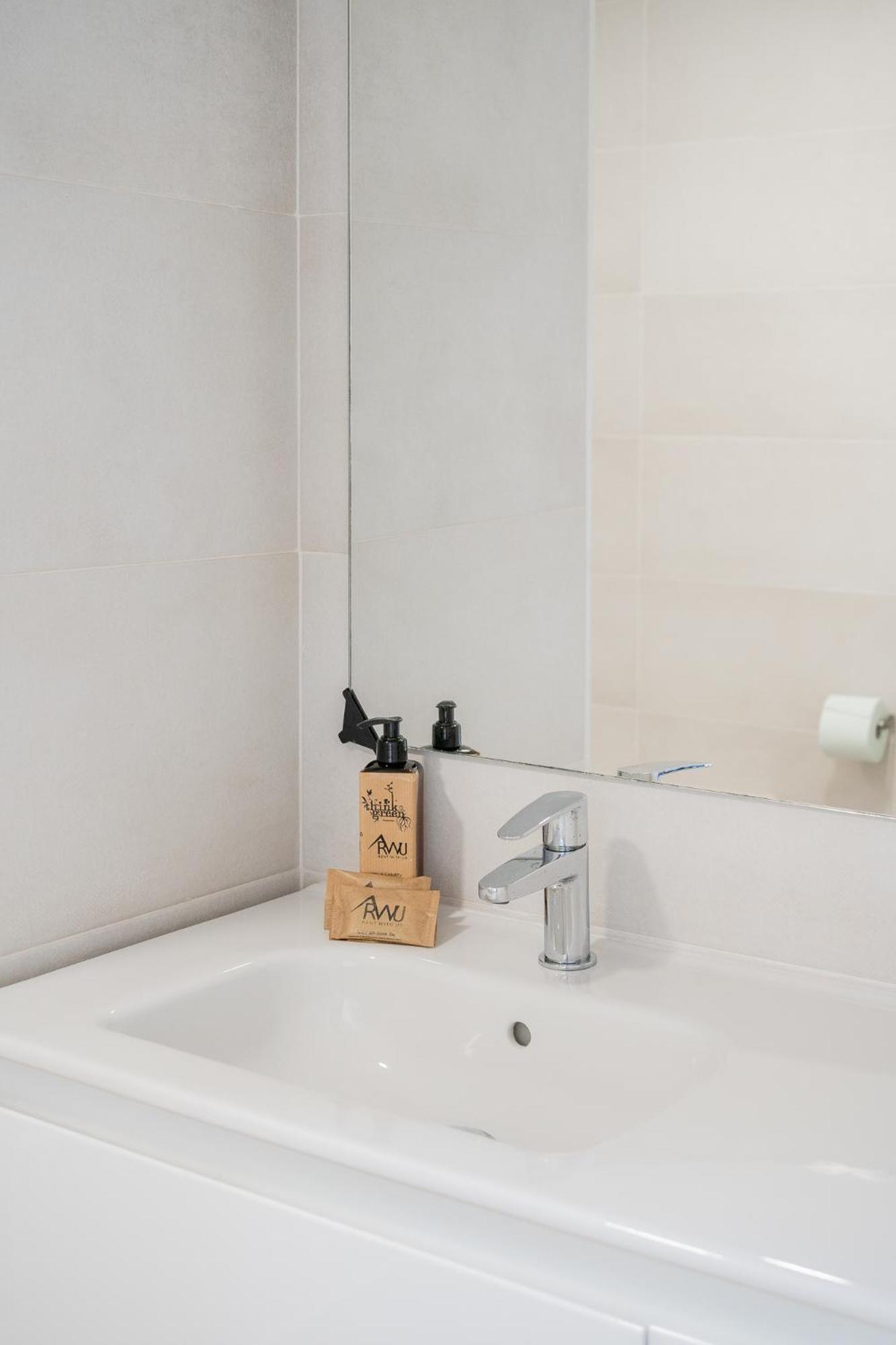 Ocean's Whisper: Les Palmeres Seaview Sanctuary Apartamento Valencia