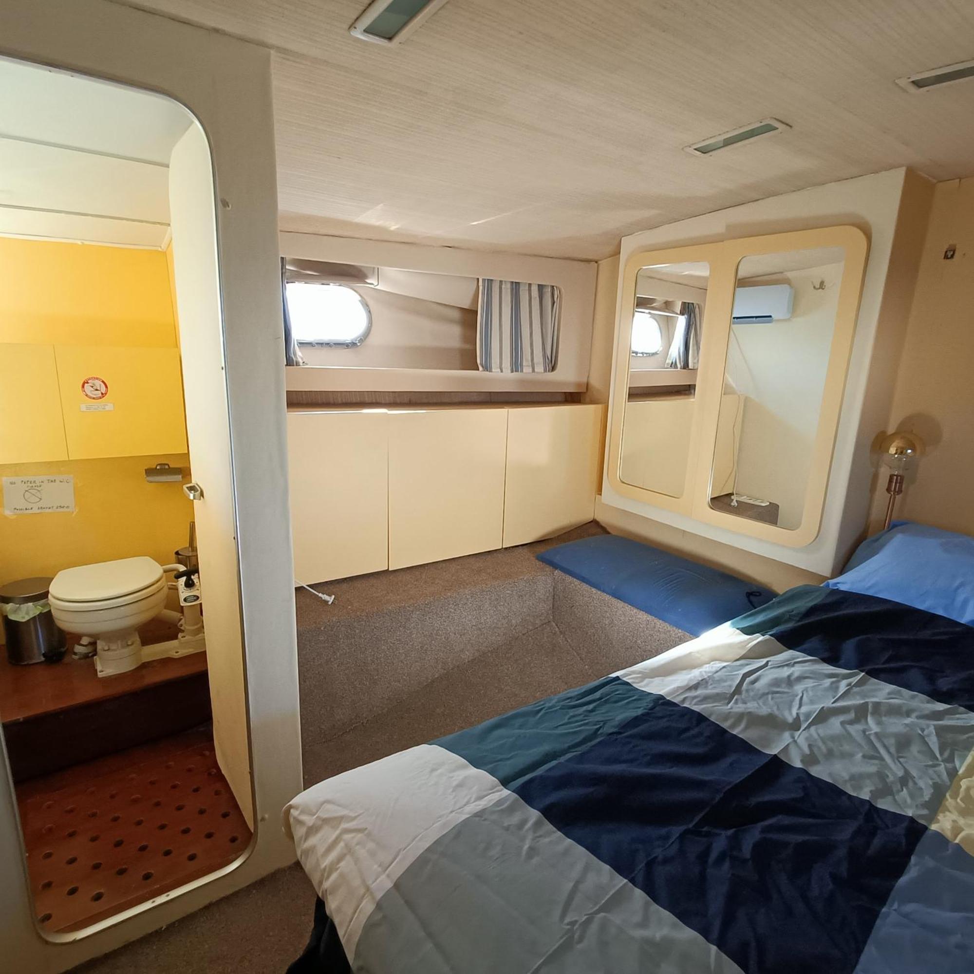 Hotel en barco Noche Insolita En Yate De 16m A 2 Minutos De La Playa Valencia