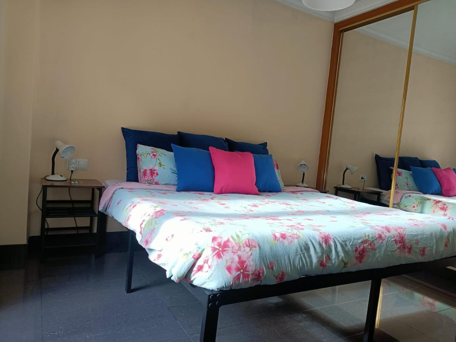 Habitación Céntrica En Casa De Familia *