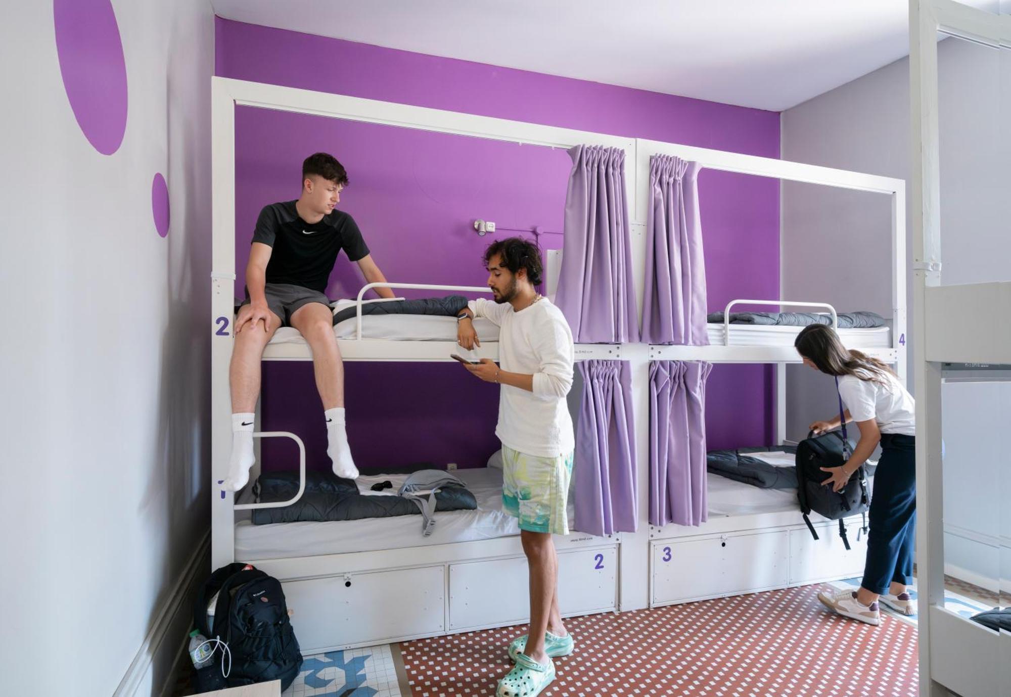 Hostal Purple Nest *