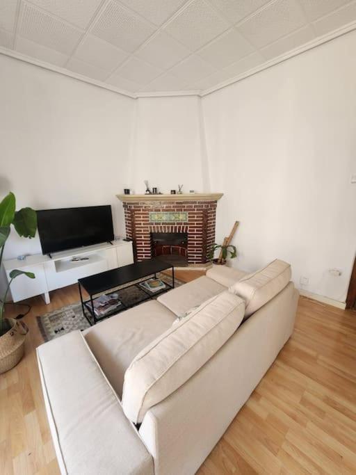Apartamento Amplio, Luminoso Y Bien Ubicado *