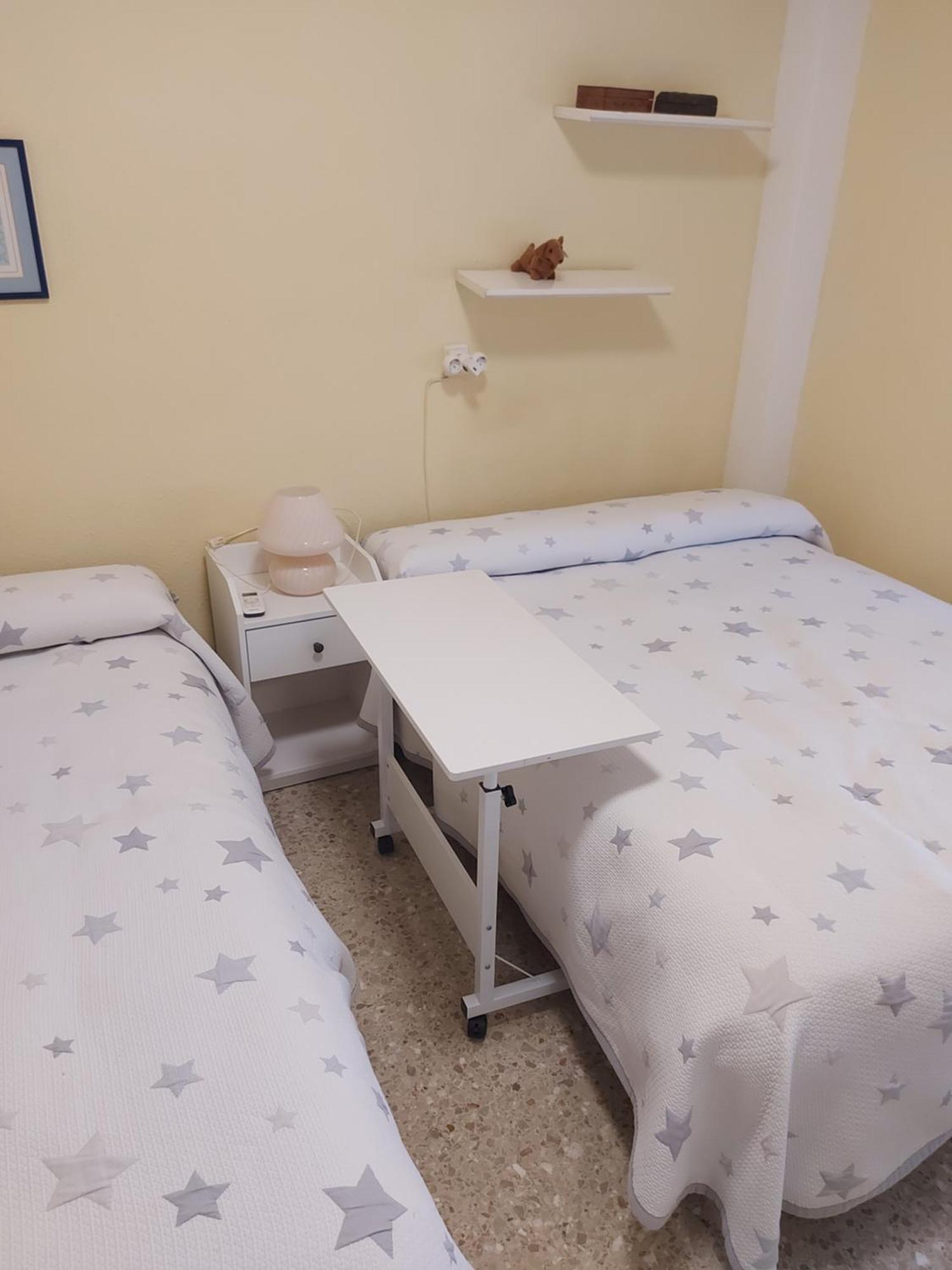 Habitación Triple Con Aire Acondicionado, Cama De Matrimonio Y De Cuerpo Y Medio A Kilómetro Y Pico De La Playa * Valencia