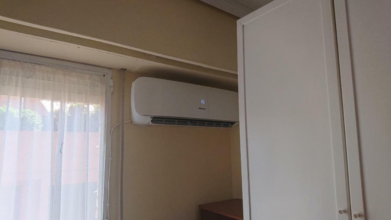 Habitación en casa particular Habitación Triple Con Aire Acondicionado, Cama De Matrimonio Y De Cuerpo Y Medio A Kilómetro Y Pico De La Playa Valencia