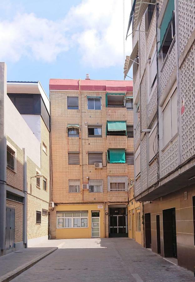 Habitación Triple Con Aire Acondicionado, Cama De Matrimonio Y De Cuerpo Y Medio A Kilómetro Y Pico De La Playa * Valencia